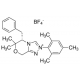 (S)-5-Benzil-2-mesitil-6,6-dimetil-6,8-dihidro-5H-[1,2,4]triazolo[3,4-c][1,4]oksazin-2-io tetrafluorboratas, 