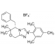 (S)-5-Benzil-2-mesitil-6,6-dimetil-6,8-dihidro-5H-[1,2,4]triazolo[3,4-c][1,4]oksazin-2-io tetrafluorboratas,  